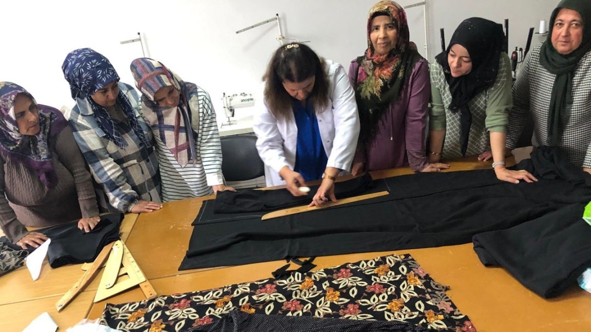 Ekinözü Halk Eğitimi Merkezi Müdürlüğü’nce İlçemiz Öğrencilerine Eşofman Takımı Dikimi Başladı.